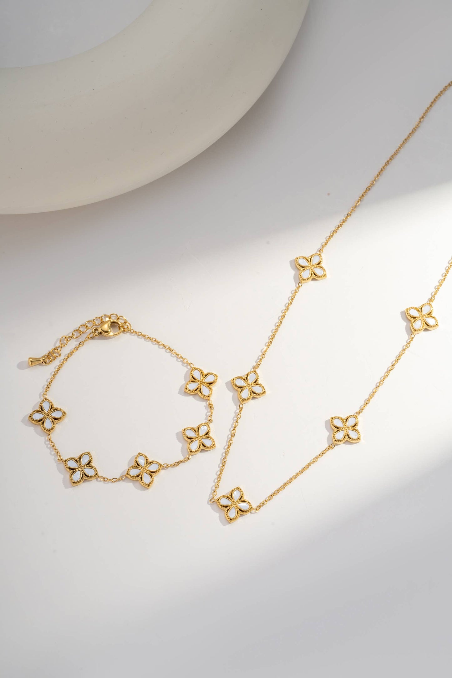 Gouden Opengewerkte Bloemenketting – Parelglans In staal |Beautiva Boutique