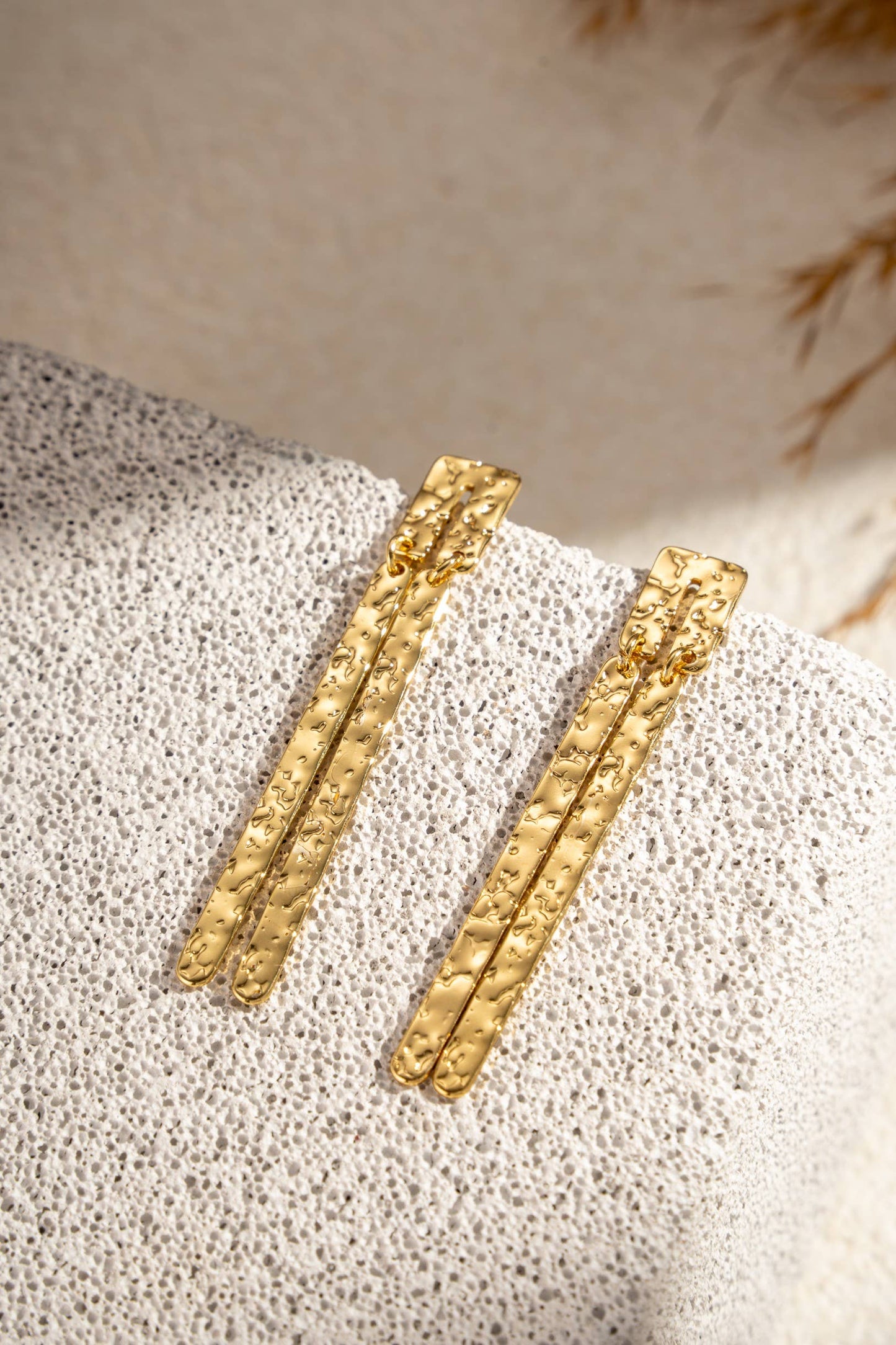 Rechthoekige gehamerde gouden oorbellen van roestvrij staal|Beautiva Boutique