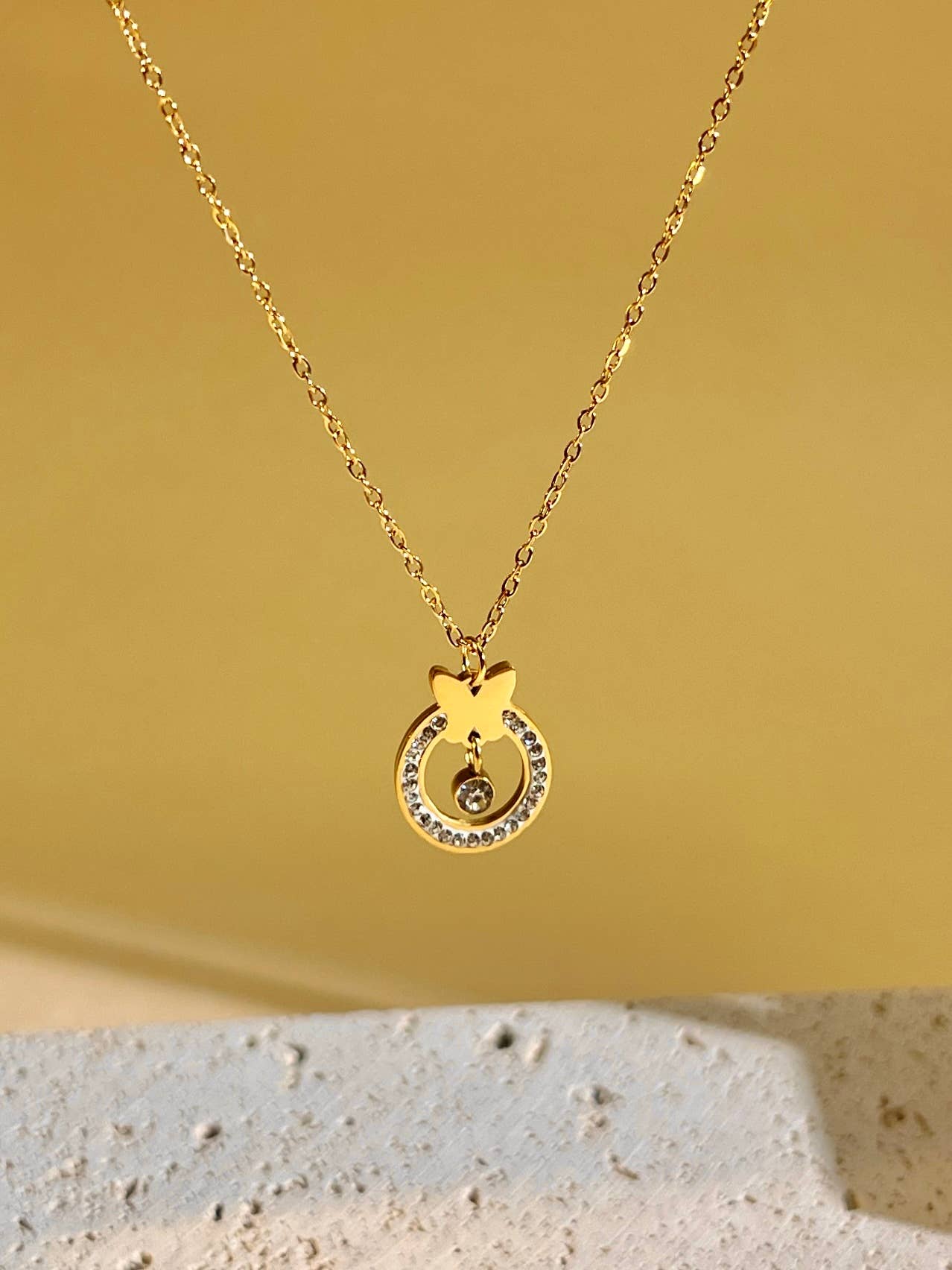 Stalen ketting met vlinderhanger en met stras bezette cirkel|Beautiva Boutique