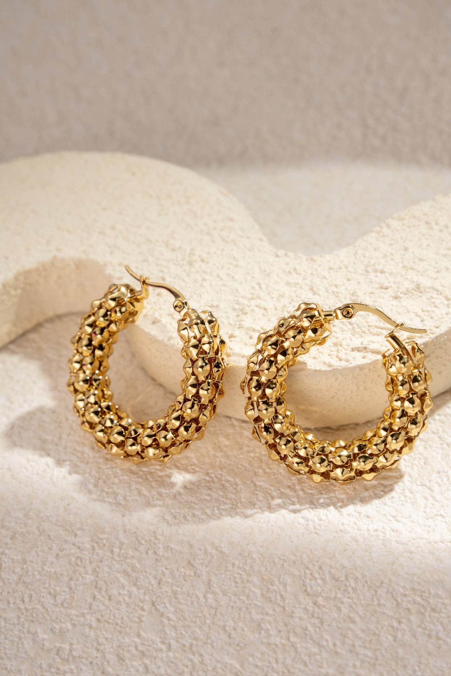 Gouden oorbellen van roestvrij staal geweven creolen | Beautiva Boutique