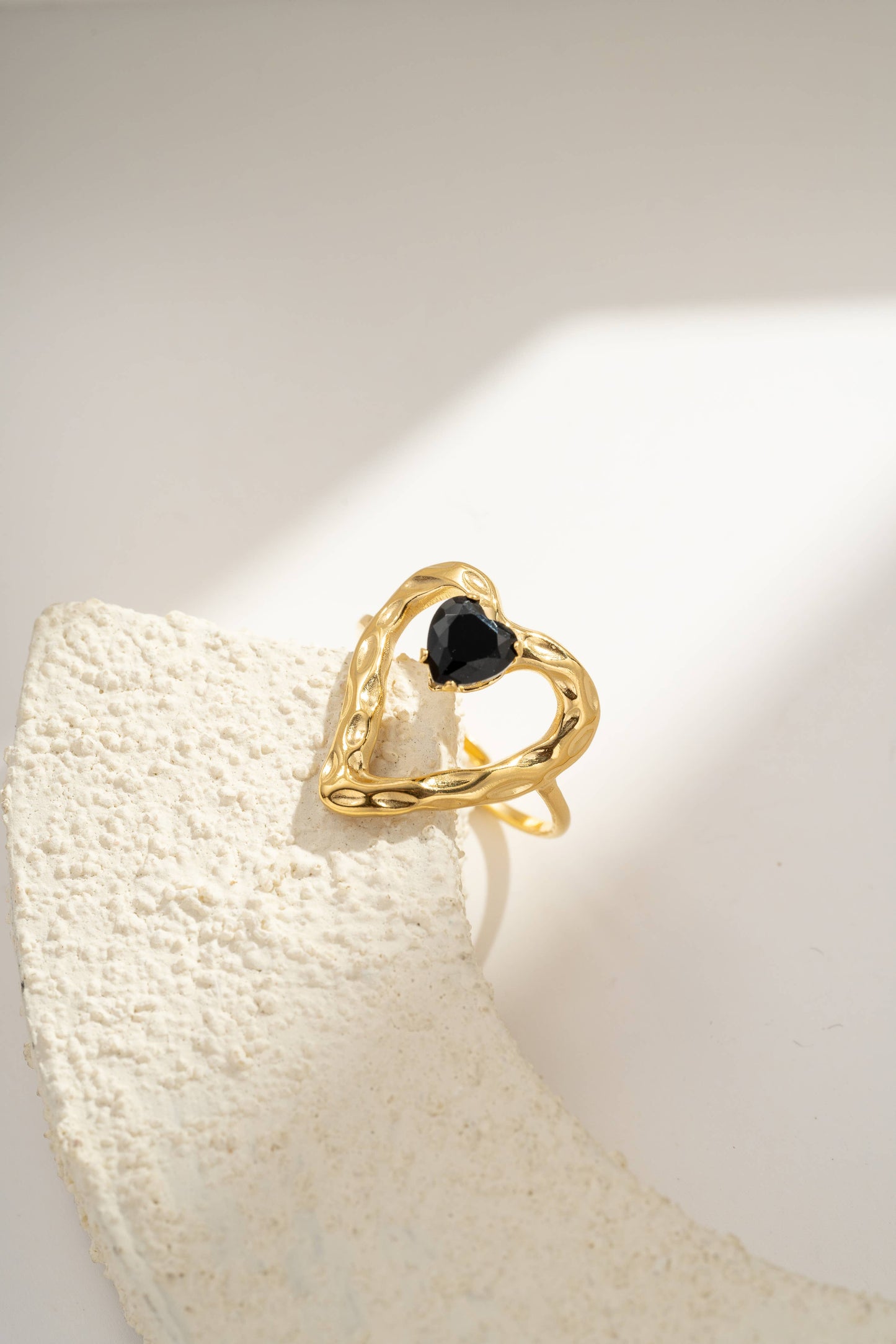 Verstelbare ring van verguld staal met getextureerd hart en zwarte kristal |Beautiva Boutique