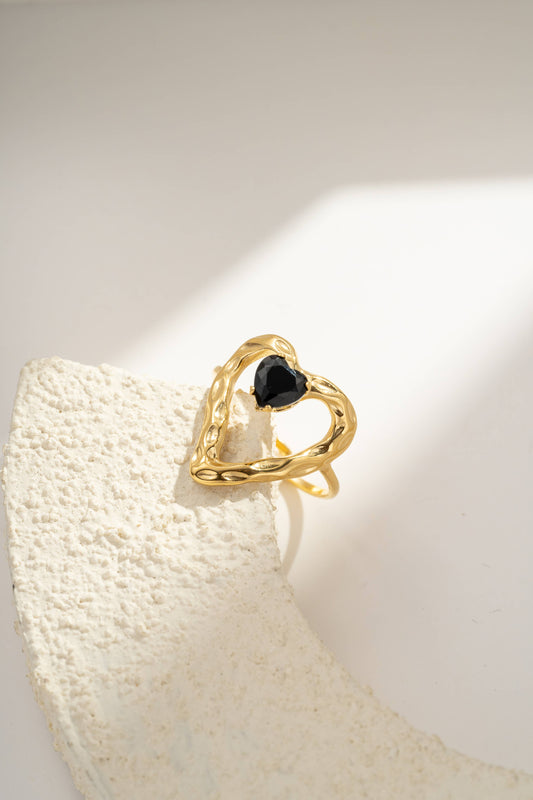 Verstelbare ring van verguld staal met getextureerd hart en zwarte kristal |Beautiva Boutique