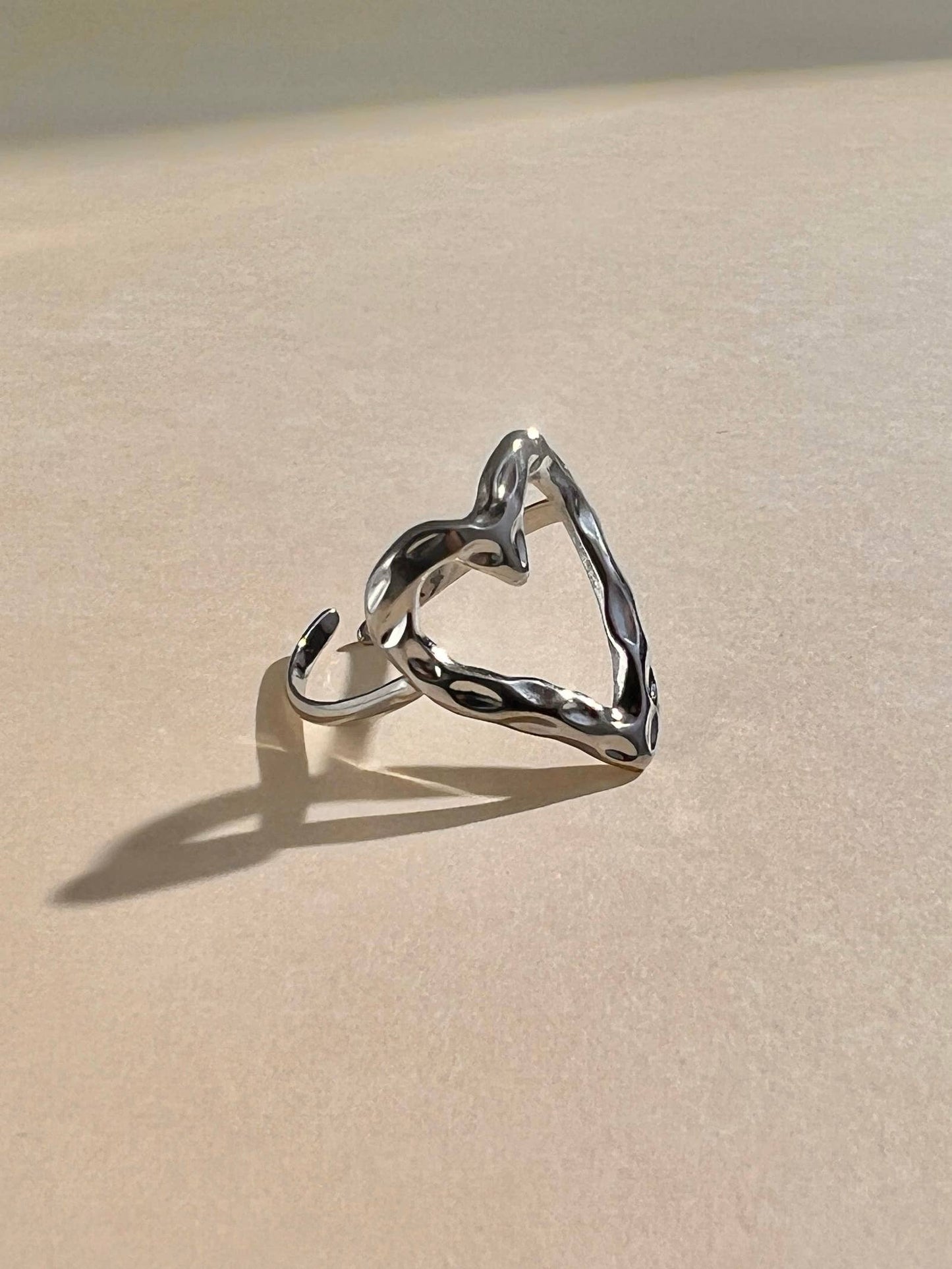 Verstelbare opengewerkte hartjesring van roestvrij staal: Geld zilver |Beautiva Boutique