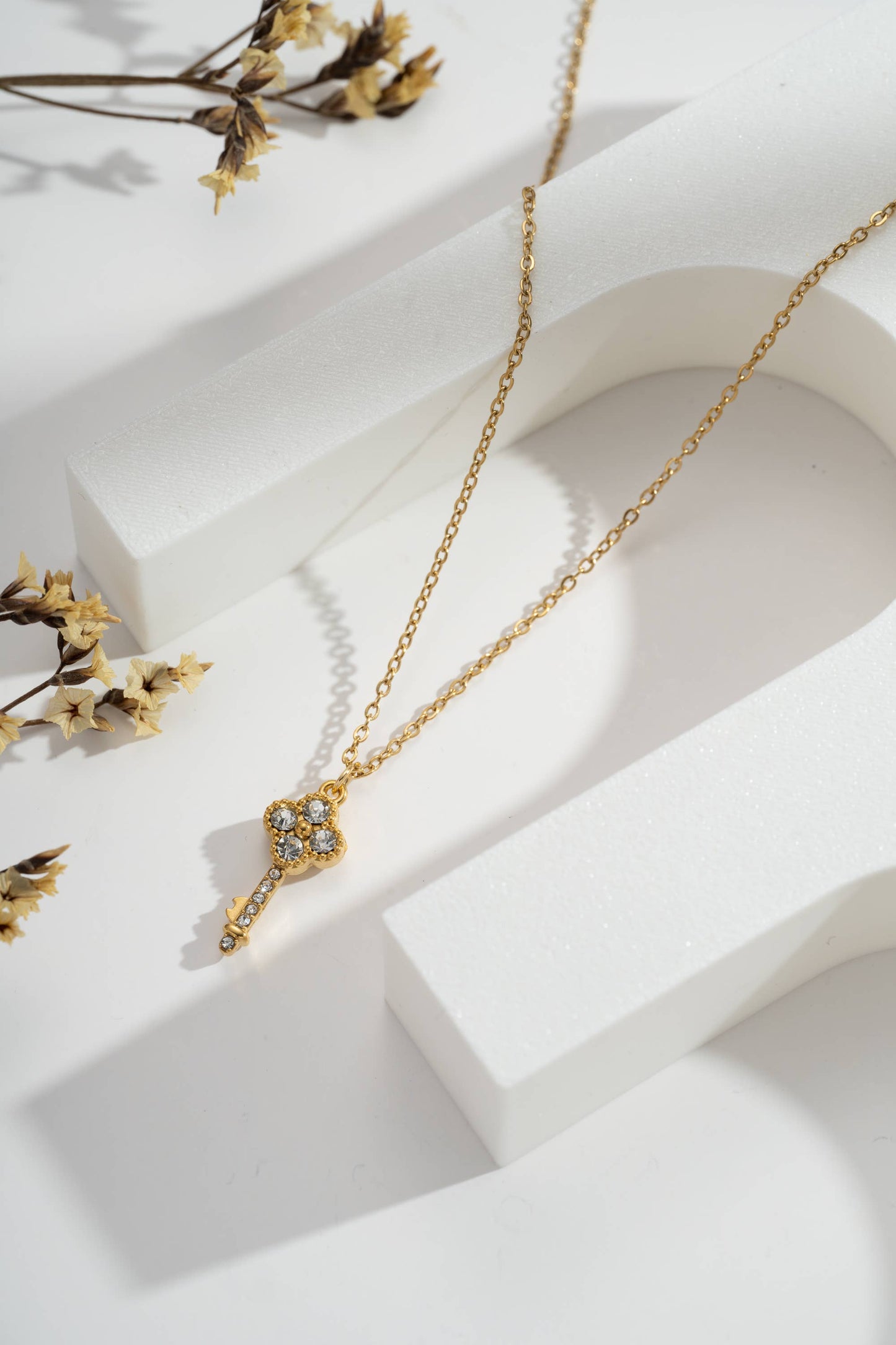 Deze gouden sleutelketting van roestvrij staal, bezet met stenen |Beautiva Boutique