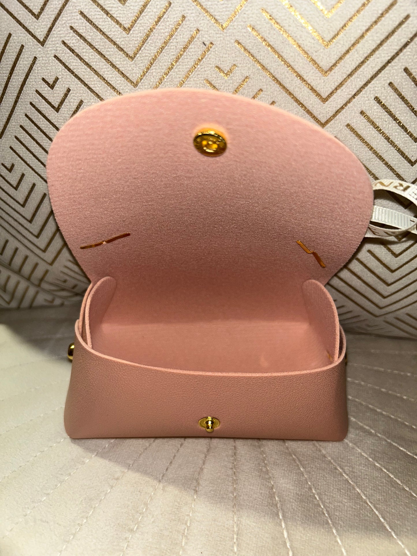 Elegante roze kunstleren sieraden tasje met goude details | accessoires | Beautiva Boutique