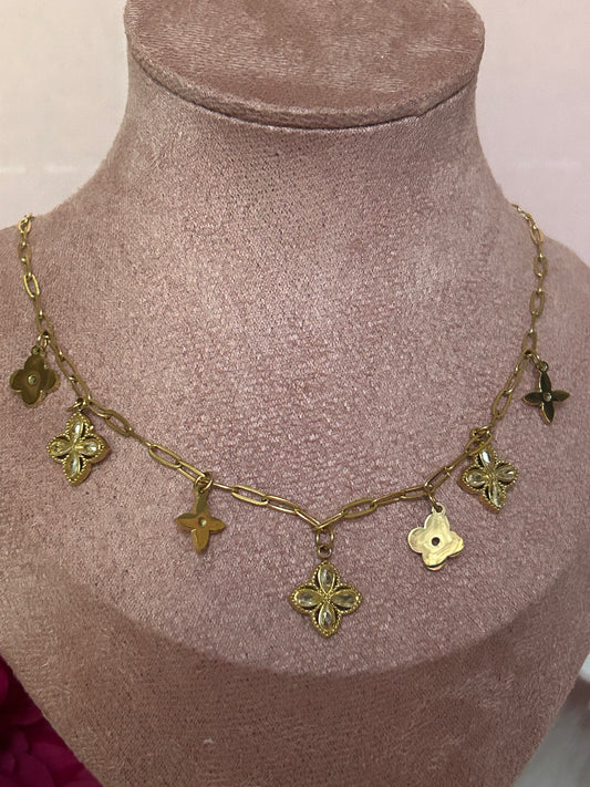 Golden Charm Luxe Ketting, 18K verguld RVS met klaver en bloemhangers | Beautiva Boutique