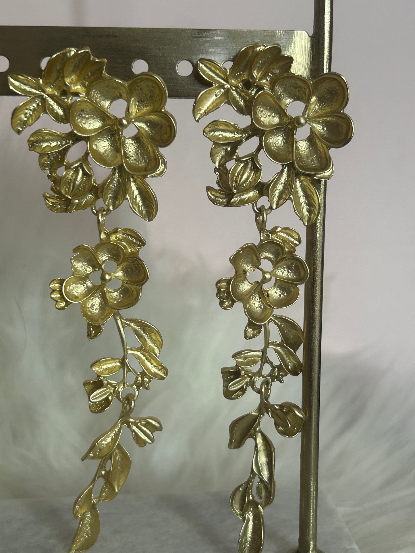 Luxe Goudkleurige Bloem oorbellen, Statement Design|Beautiva Boutique