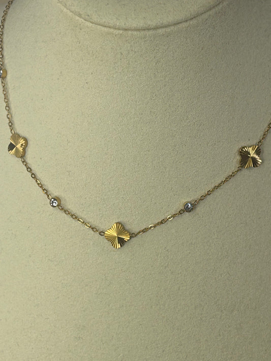 Gouden roestvrijstalen ketting met opengewerkte bloemen en heldere stenen.|Beautiva Boutique