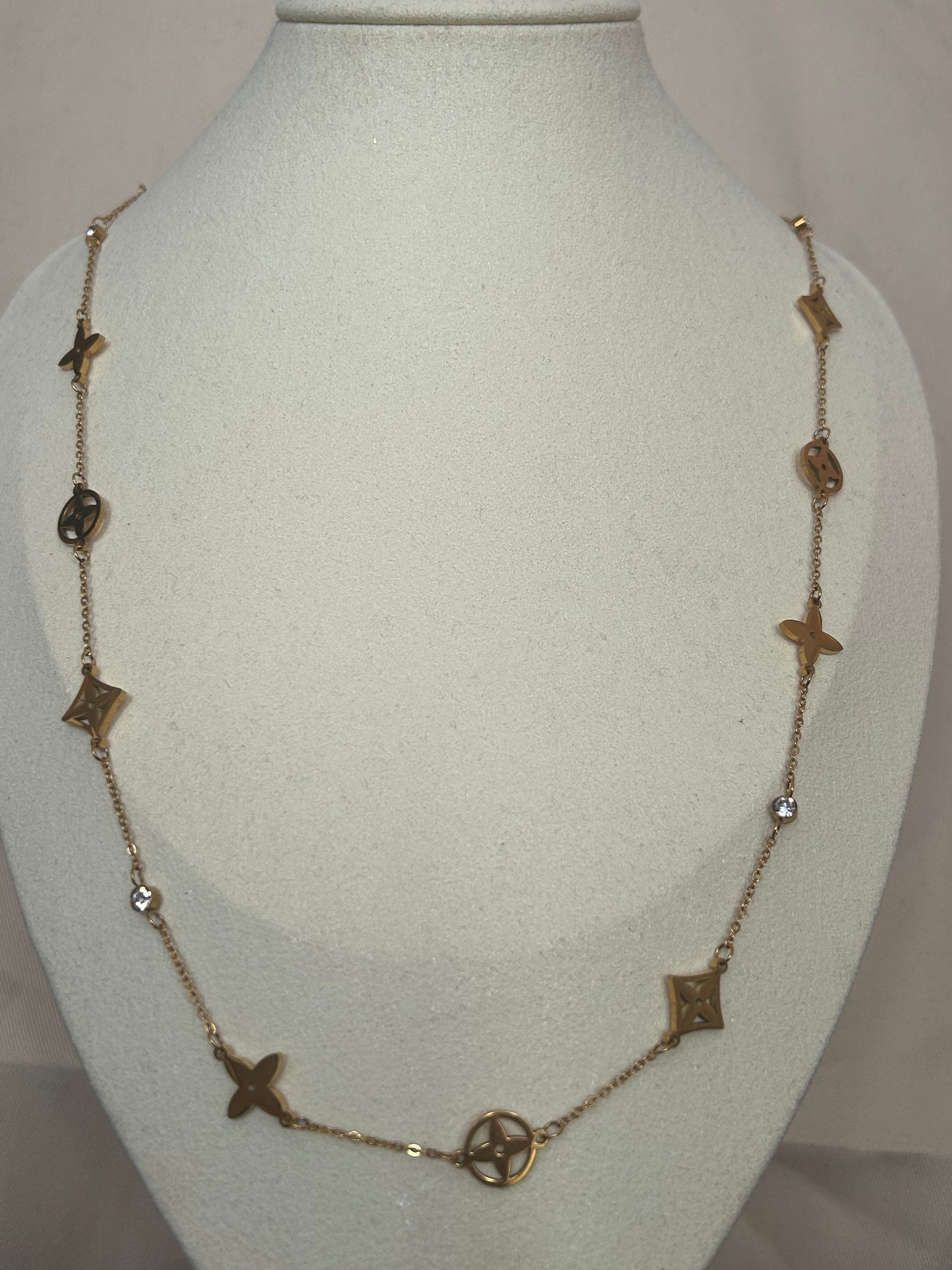Vergulde Design ketting van roestvrij staal, bloemenbedels en kristallen|Beautiva Boutique
