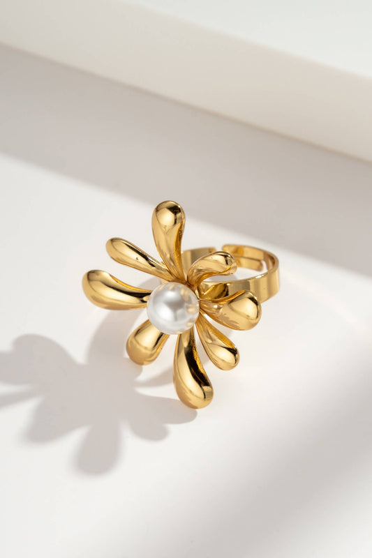 Vergulde bloemenring versierd met witte parel, verstelbaar in staal|Beautiva Boutique