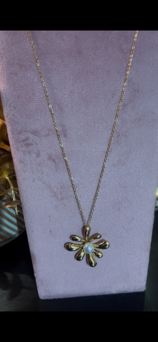 Elegante gouden bloemenketting versierd met witte parel in staal |Beautiva Boutique