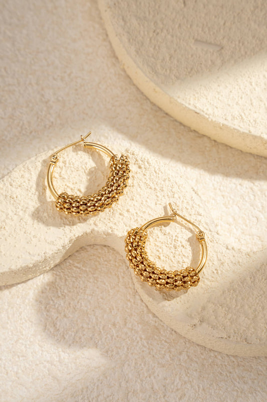 Gouden creolen met gestructureerde parels van trendy roestvrij staal | Beautiva Boutique