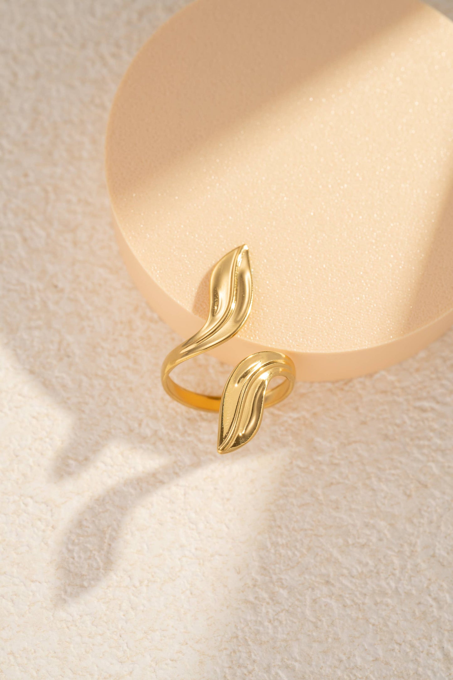 Elegante gouden bladvormige ring van roestvrij staal | Beautiva Boutique