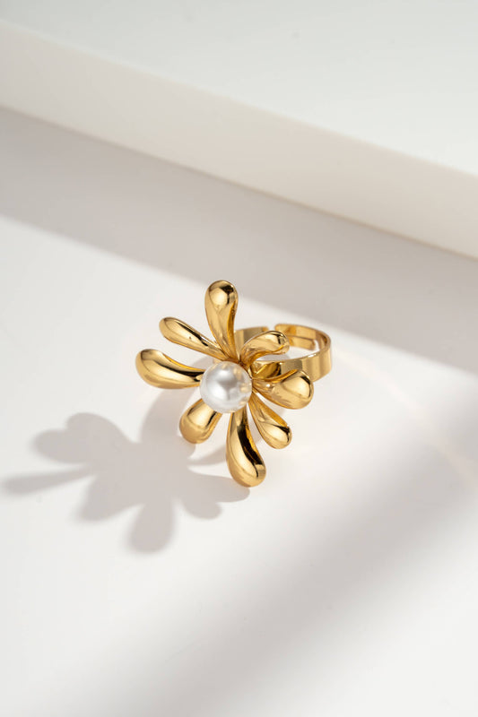 Vergulde bloemenring versierd met witte parel, verstelbaar in staal|Beautiva Boutique