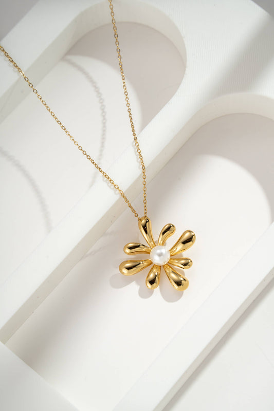 Elegante gouden bloemenketting versierd met witte parel in staal |Beautiva Boutique