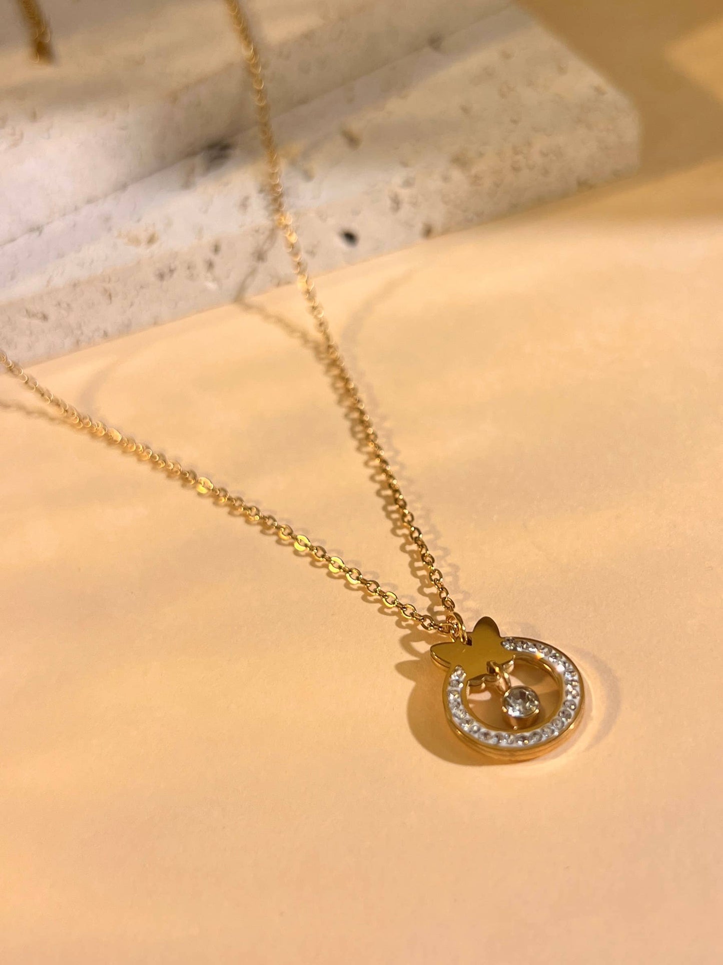 Stalen ketting met vlinderhanger en met stras bezette cirkel|Beautiva Boutique