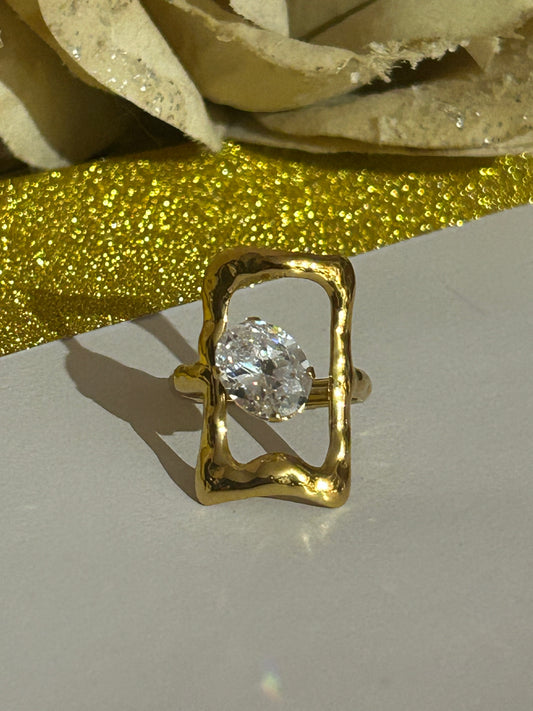 Gouden Ring Transparante Ovale Steen Getextureerde Rand Staal |Beautiva Boutique