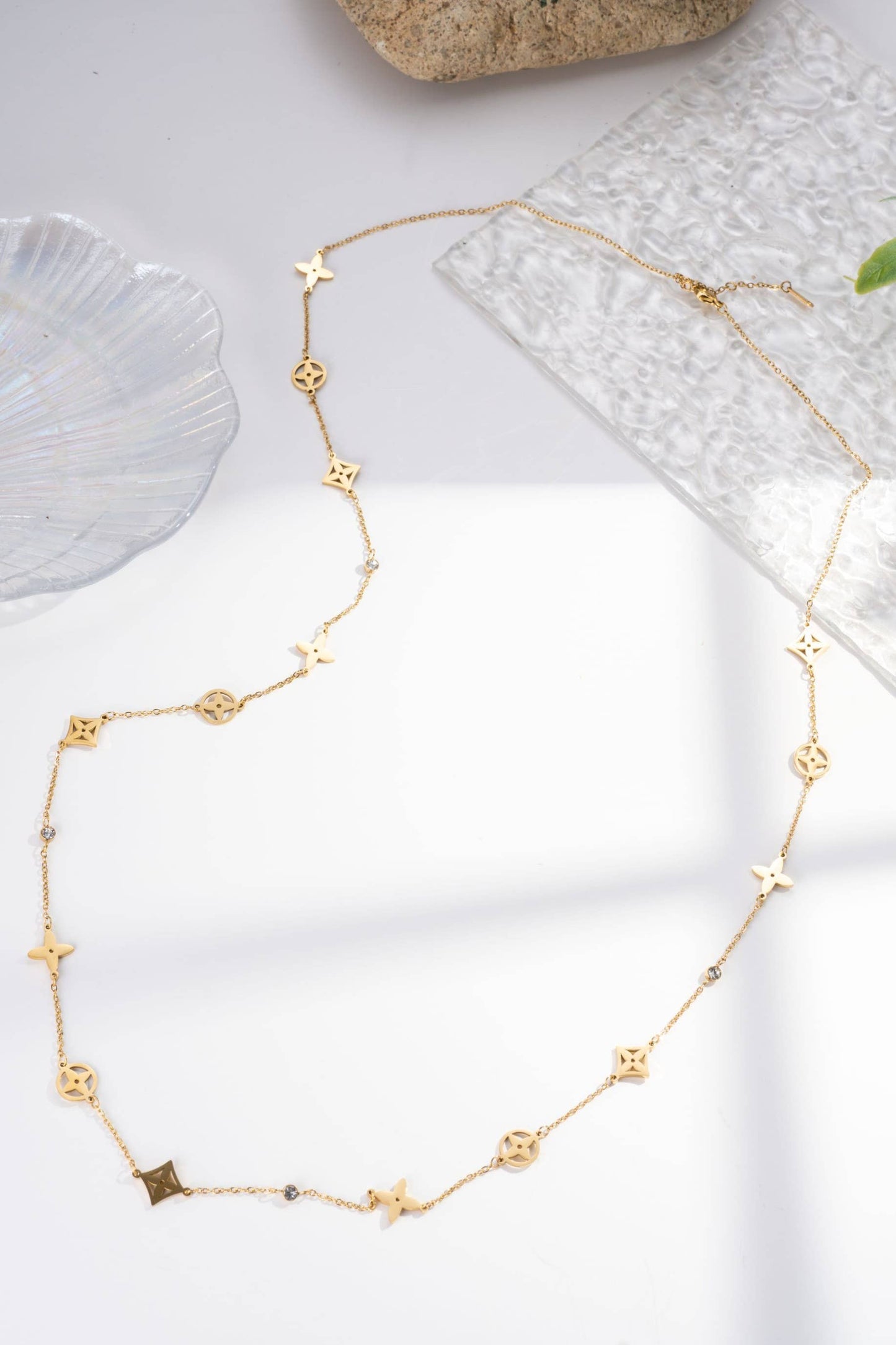 Vergulde Design  ketting van roestvrij staal, bloemenbedels en kristallen|Beautiva Boutique