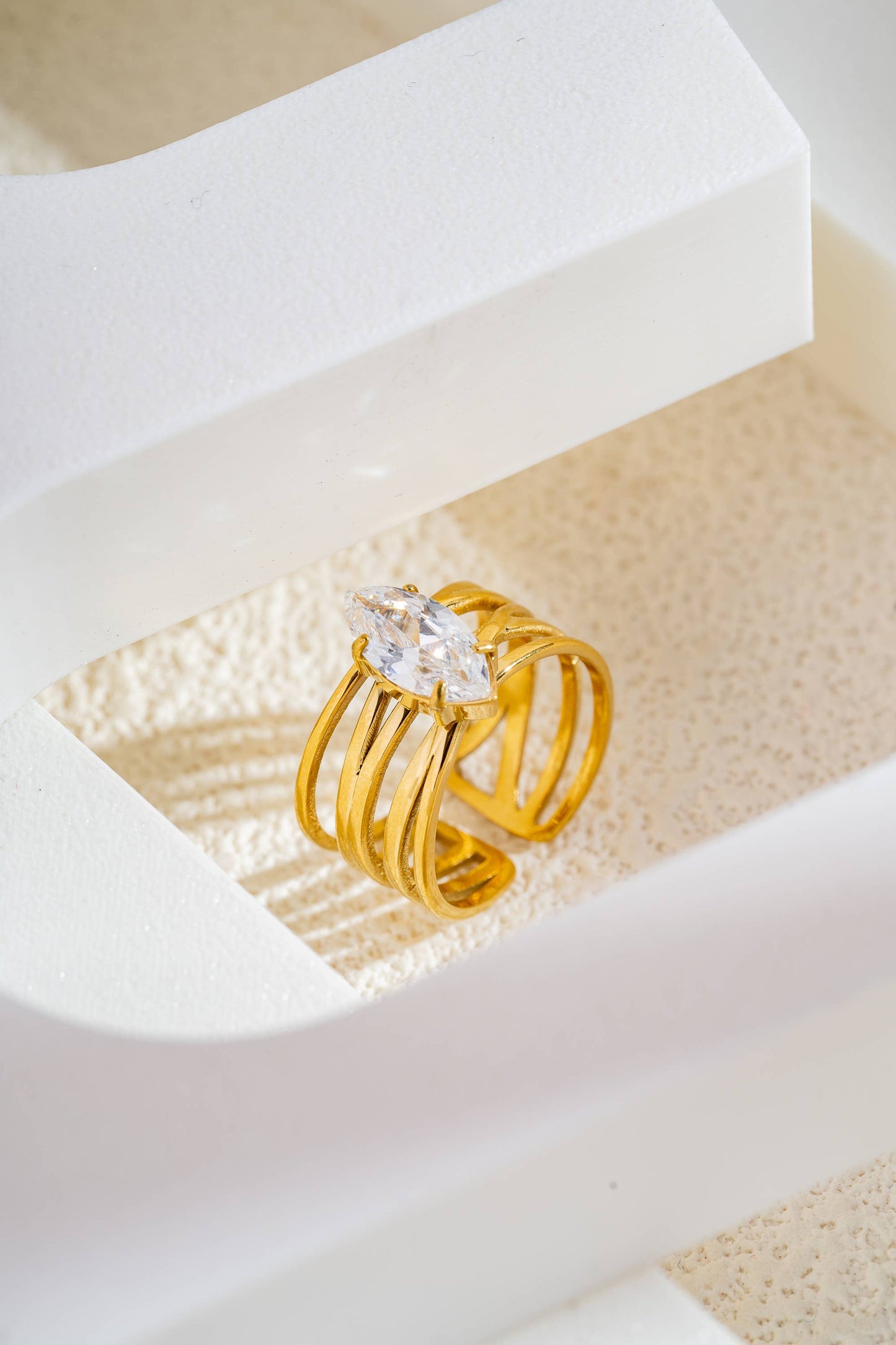 Deze gouden ring van roestvrij staal verleidt met zijn ringen.: Blanc|Beautiva Boutique