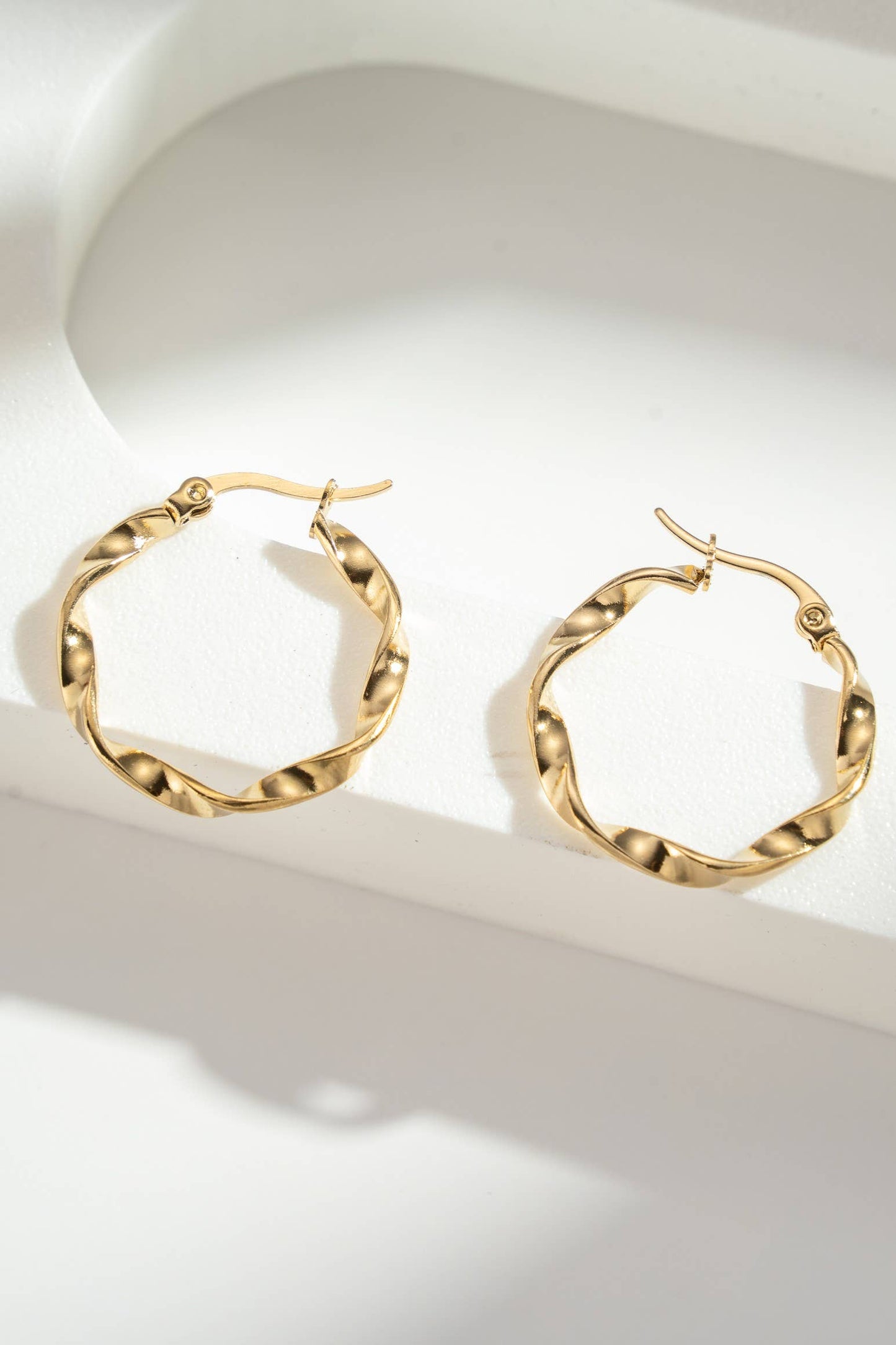 Elegante gedraaide gouden creolen minimalistische chique stijl|Beautiva Boutique