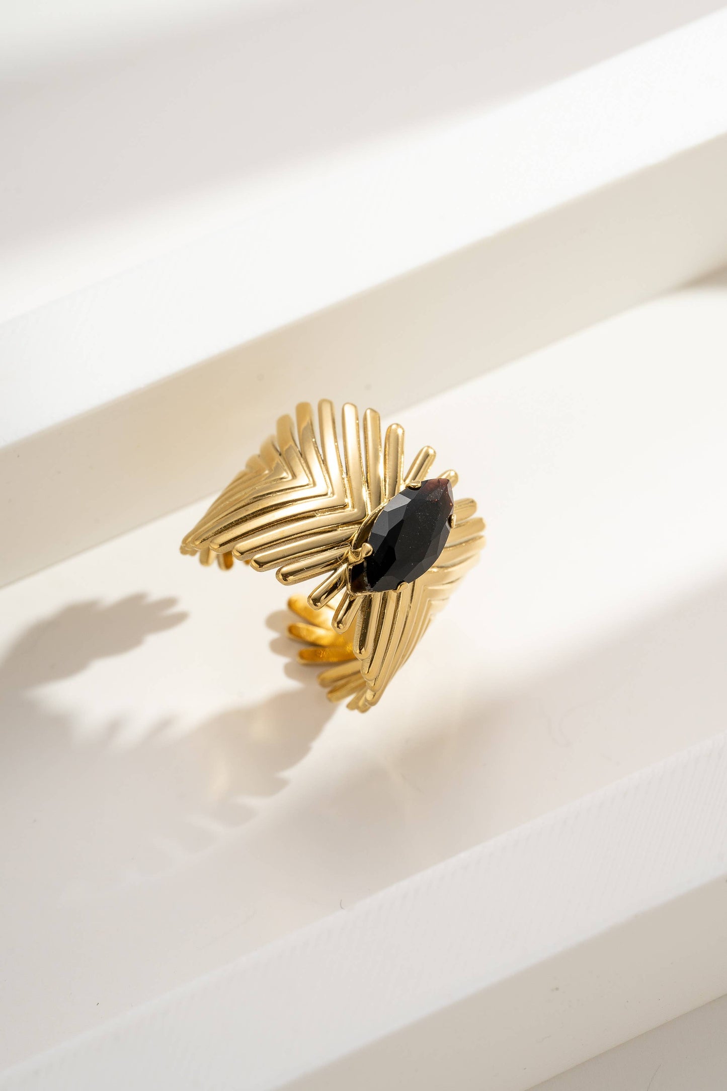 Verstelbare ring van staal met symmetrische veer en zwarte kristal|Beautiva Boutique