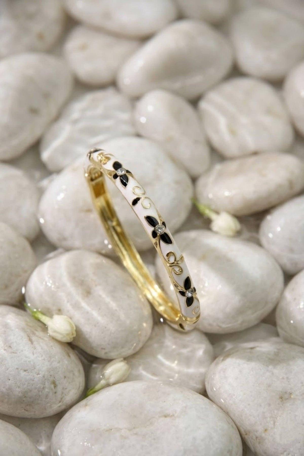Thaise geëmailleerde joncarmband van messing – bloemmotief: zwart |Beautiva Boutique