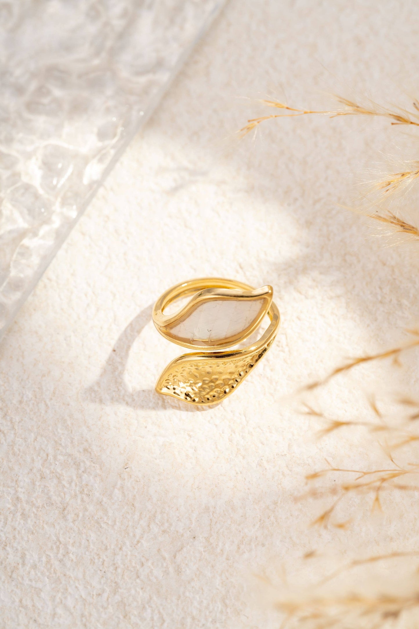Roestvrijstalen ring met dubbele gehamerde iriserende parelmoer blad.: Blanc|Beautiva Boutique