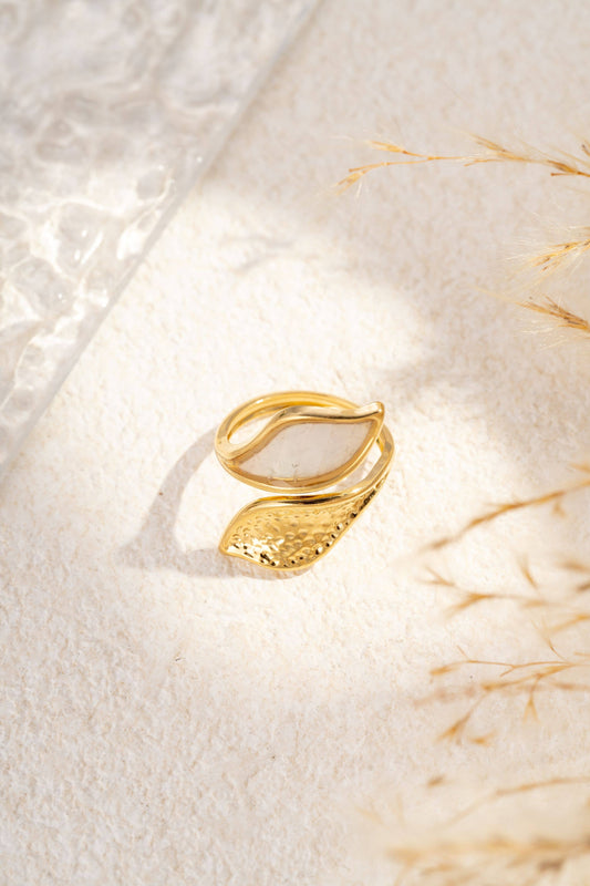 Roestvrijstalen ring met dubbele gehamerde iriserende parelmoer blad.: Blanc|Beautiva Boutique