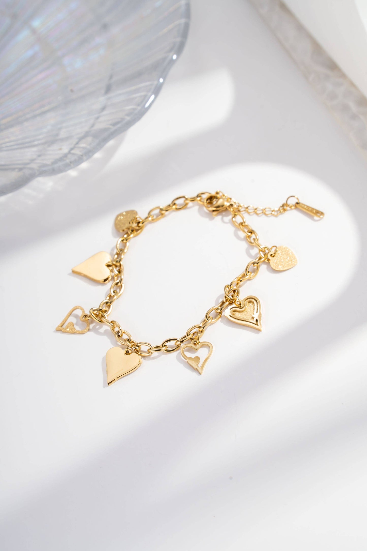 Gouden armband van roestvrij staal met meerdere elegante hartbedels|Beautiva Boutique