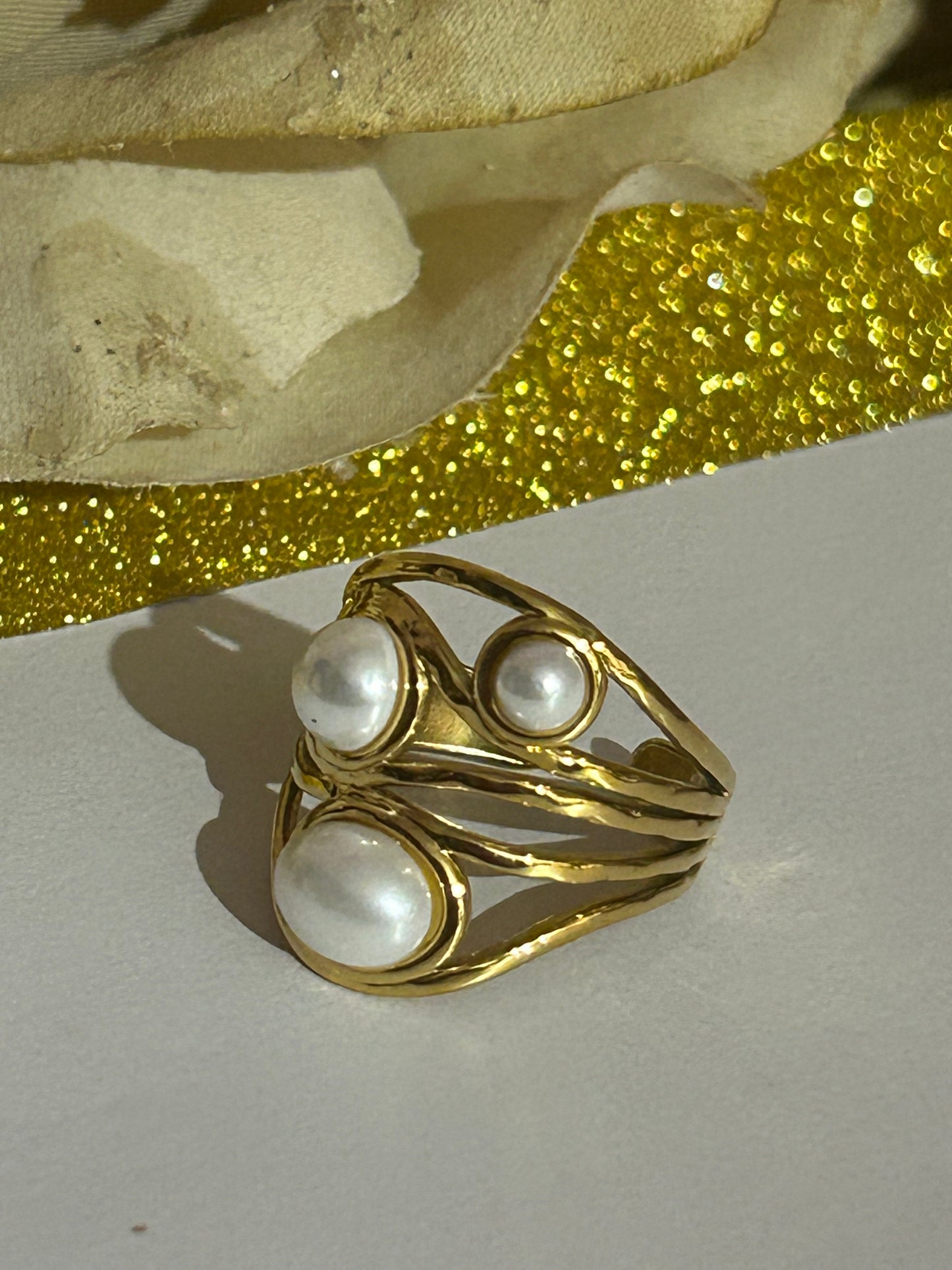Moderne gebogen opengewerkte ring van roestvrij staal met stenen: Wit|Beautiva Boutique