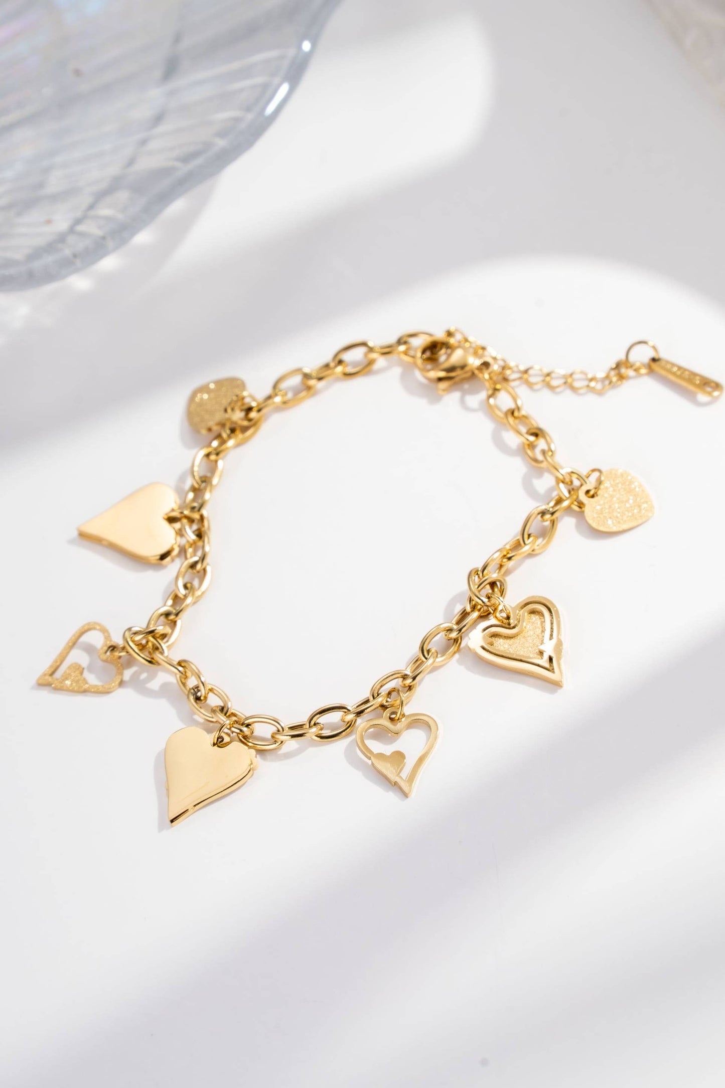Gouden armband van roestvrij staal met meerdere elegante hartbedels|Beautiva Boutique
