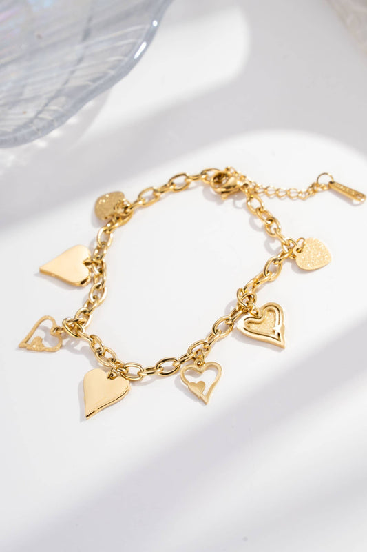 Gouden armband van roestvrij staal met meerdere elegante hartbedels|Beautiva Boutique