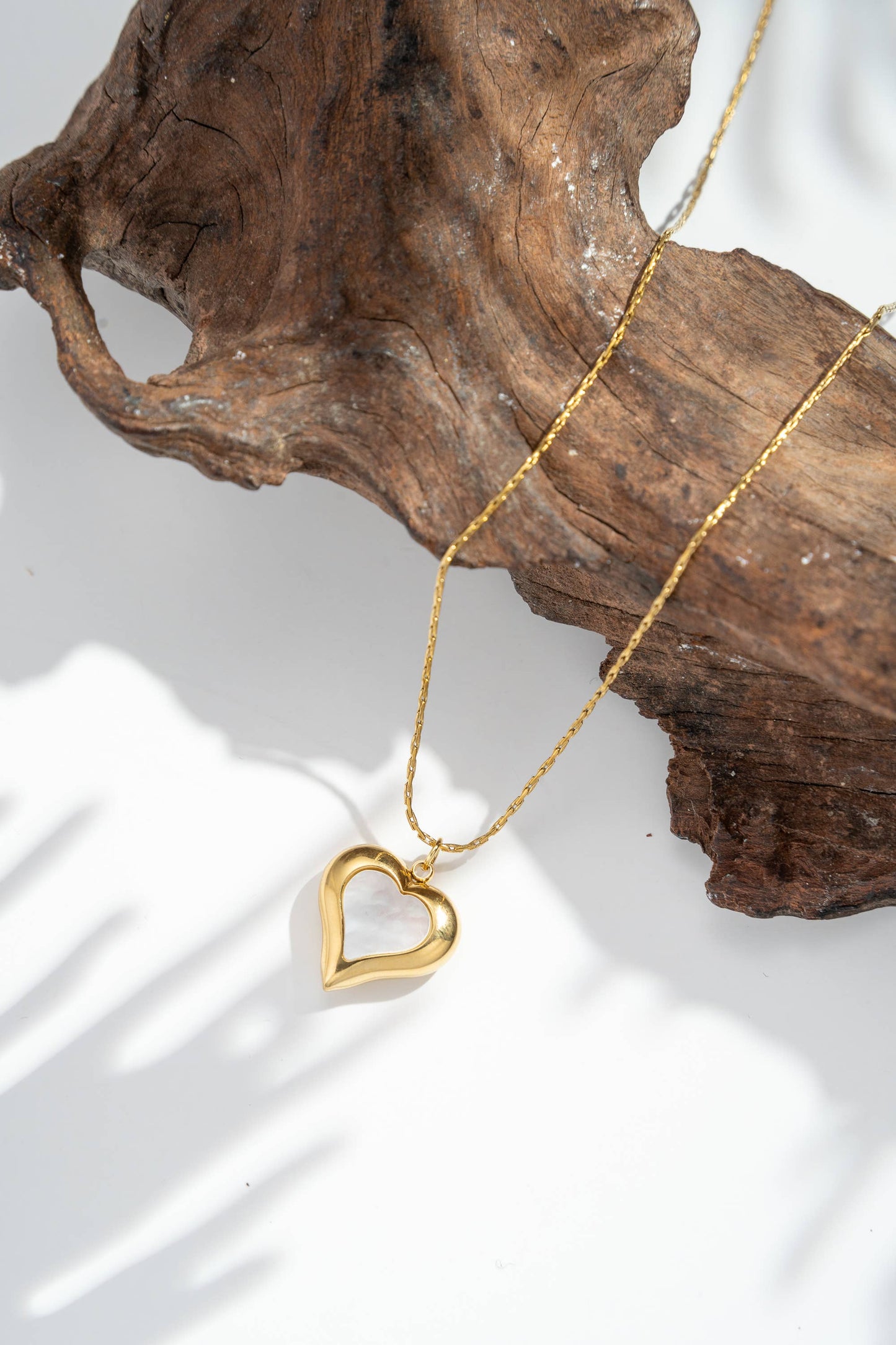 Roestvrijstalen hartketting met opengewerkt ontwerp en parelmoer in het midden |Beautiva Boutique