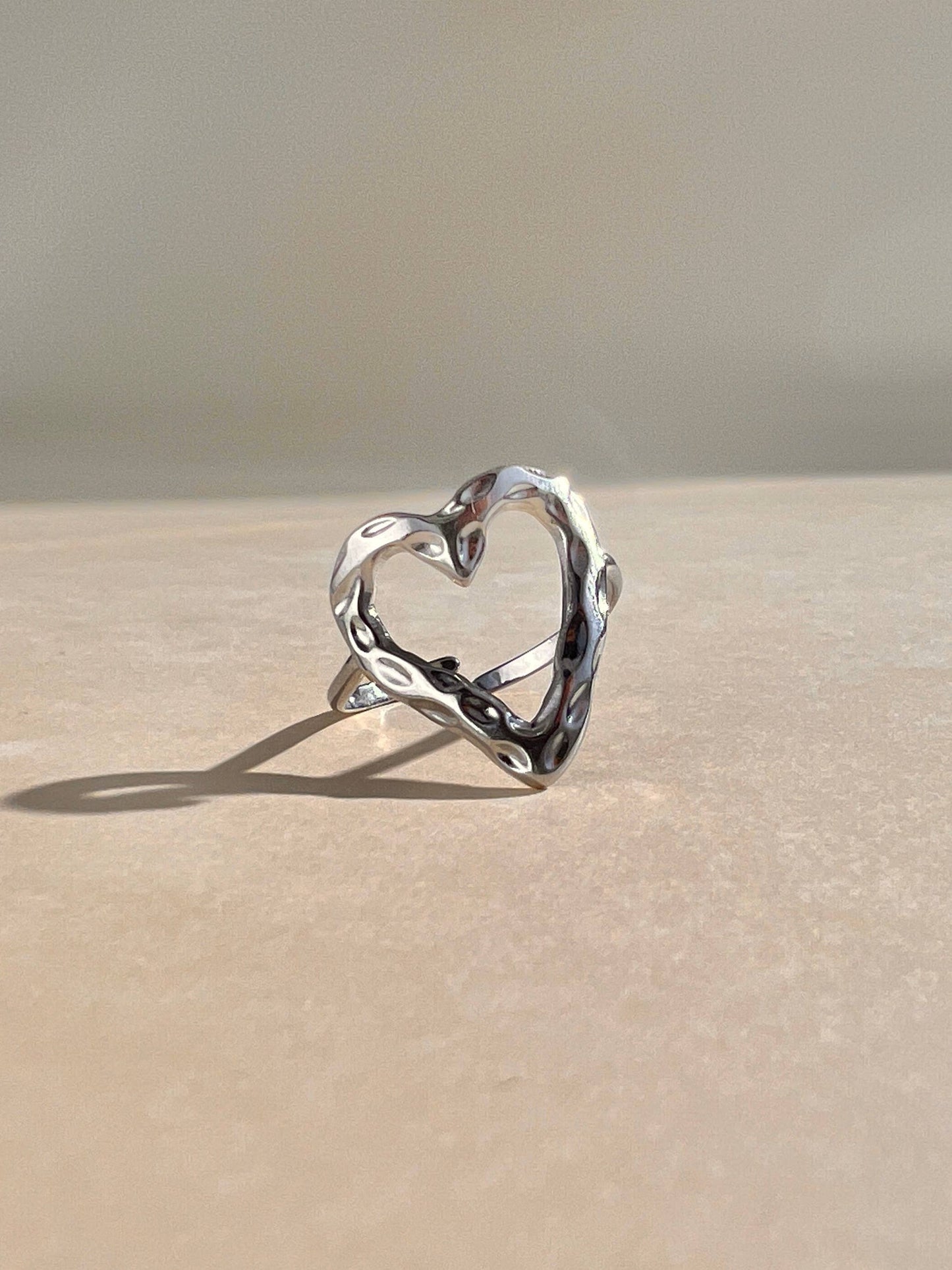 Verstelbare opengewerkte hartjesring van roestvrij staal: Geld zilver |Beautiva Boutique