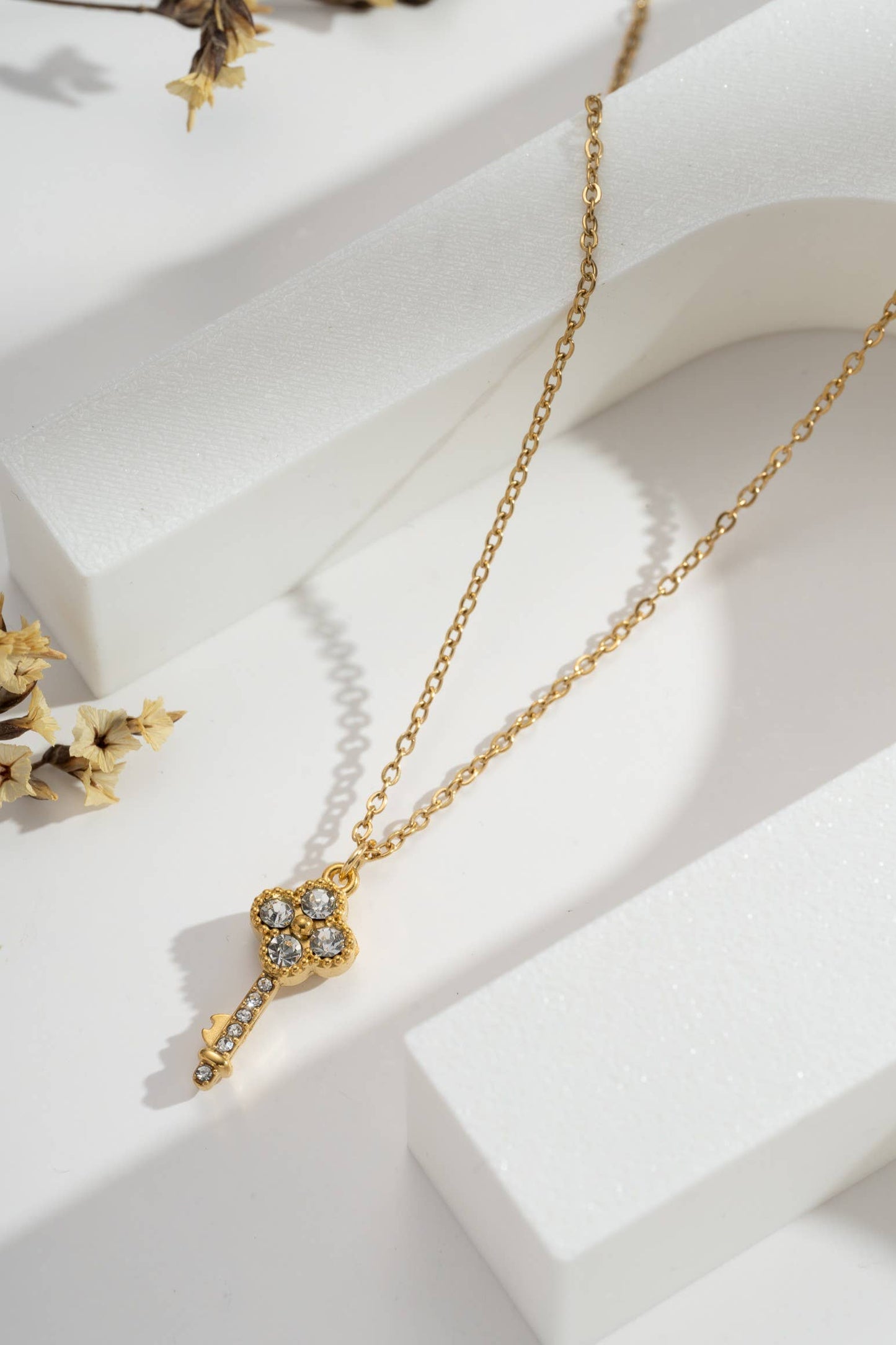 Deze gouden sleutelketting van roestvrij staal, bezet met stenen |Beautiva Boutique
