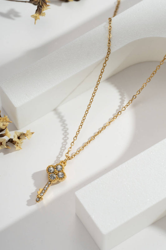 Deze gouden sleutelketting van roestvrij staal, bezet met stenen |Beautiva Boutique