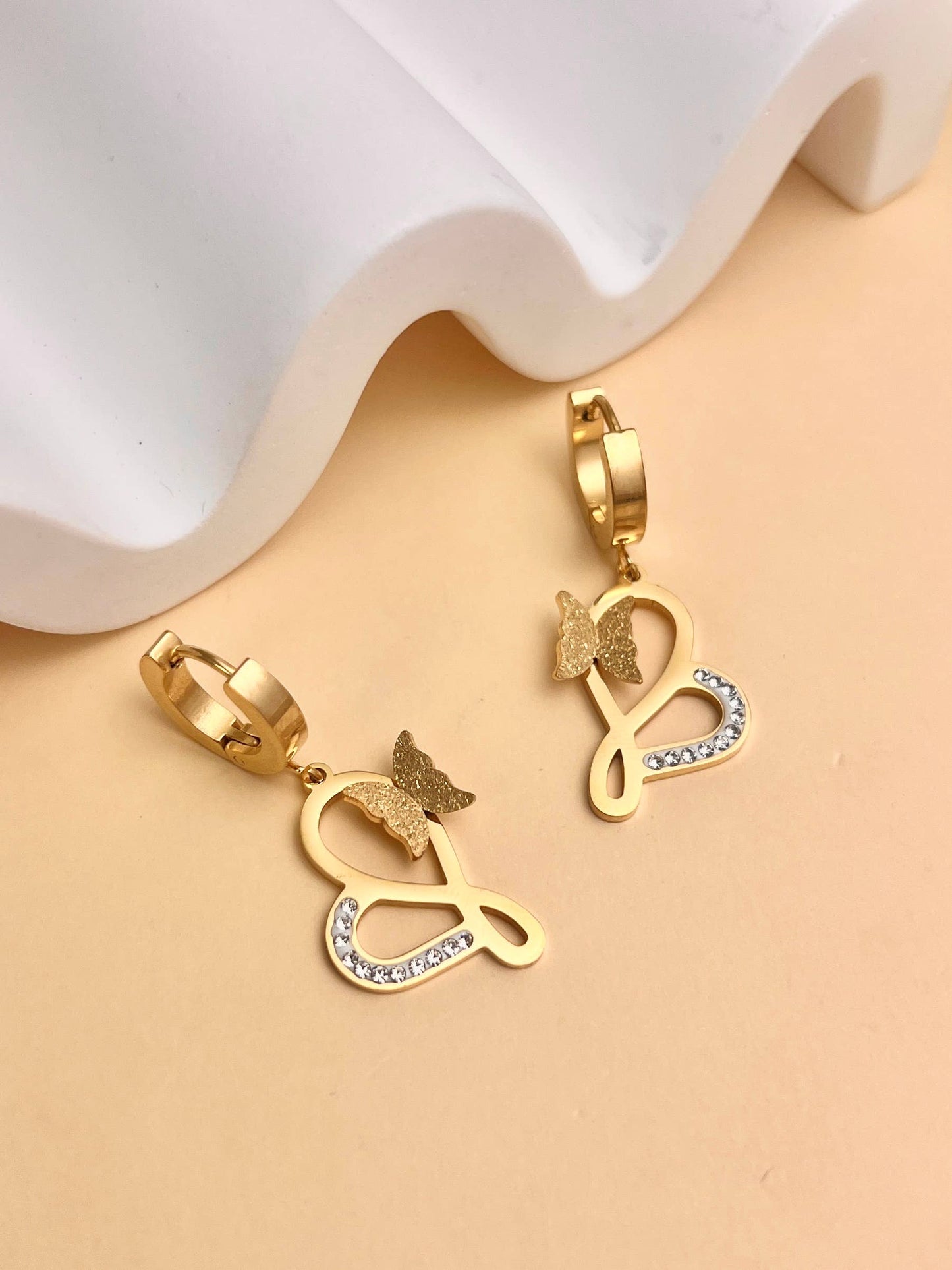 Roestvrijstalen hartvormige hangende oorbel: Geelgoud|Beautiva Boutique