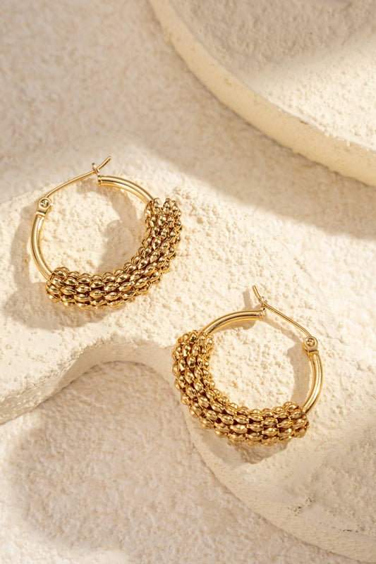 Gouden creolen met gestructureerde parels van trendy roestvrij staal | Beautiva Boutique