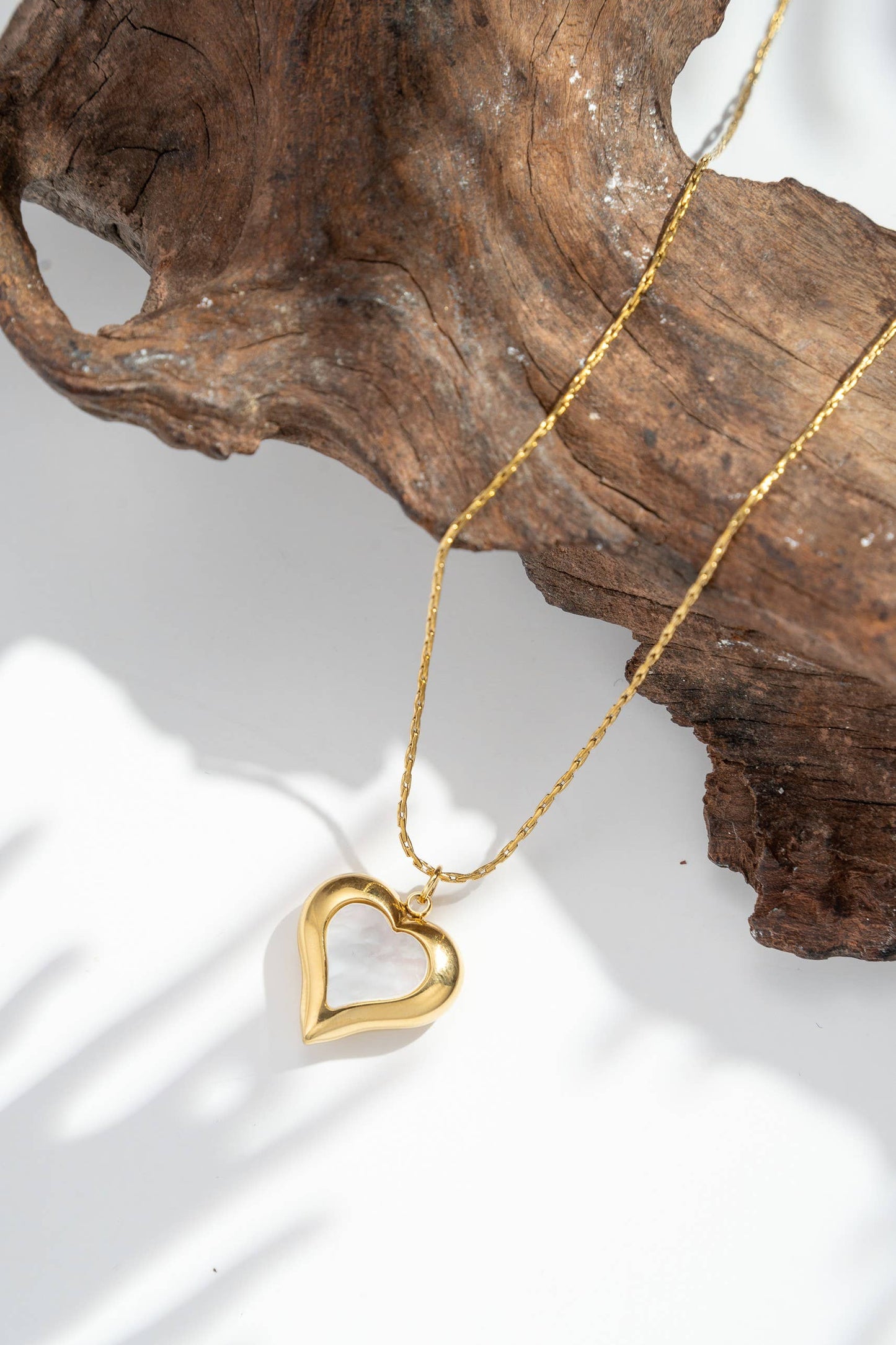 Roestvrijstalen hartketting met opengewerkt ontwerp en parelmoer in het midden |Beautiva Boutique