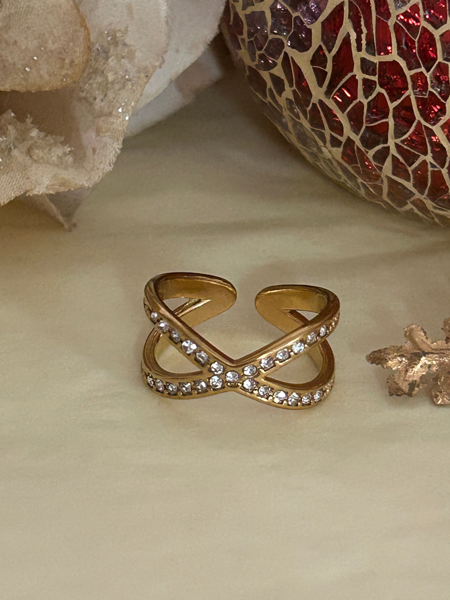 Gouden kruisring met fonkelende stenen van roestvrij staal|Beautiva Boutique