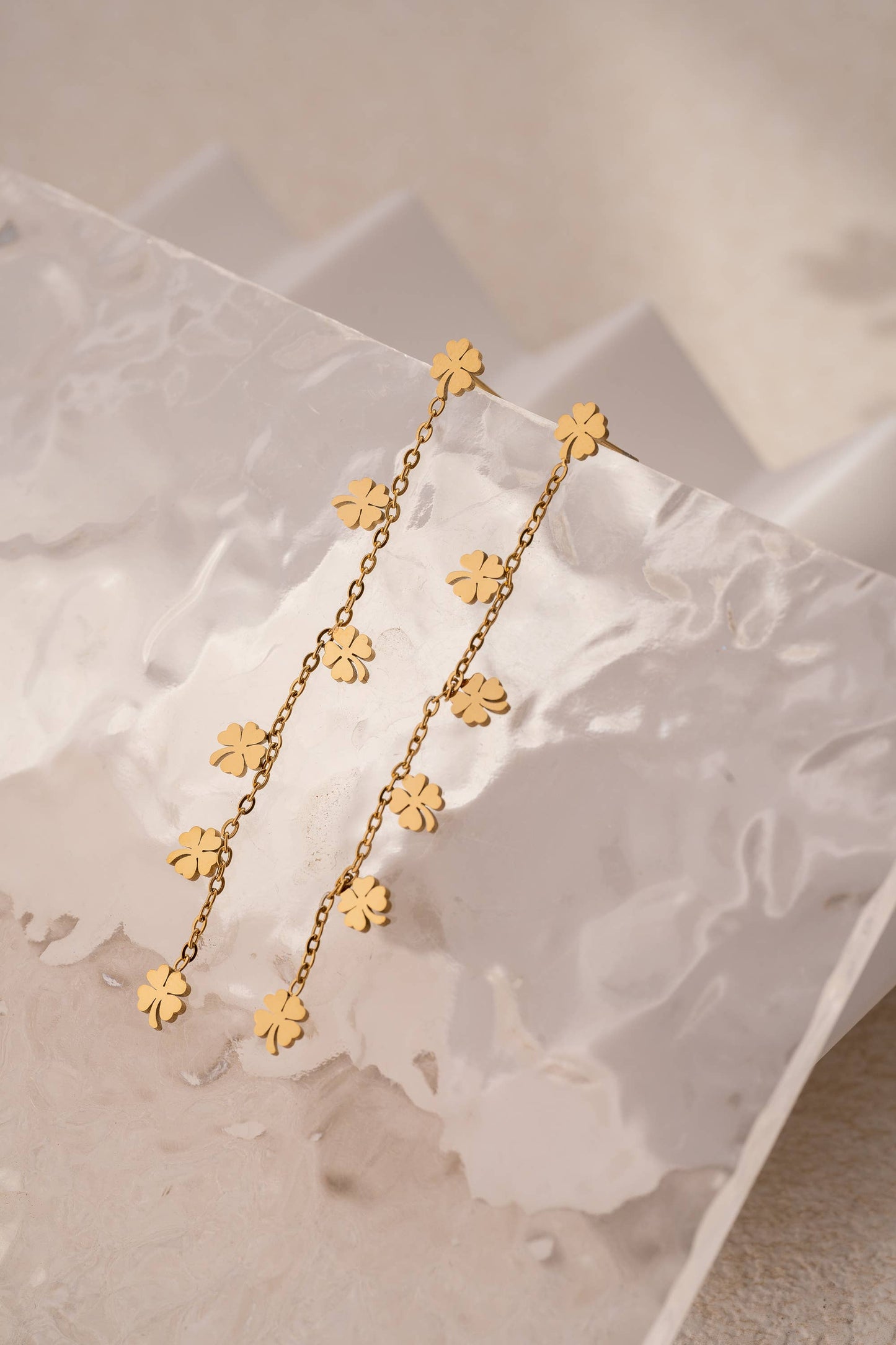 Gouden bloemen hangende oorbellen Roestvrij staal |Beautiva Boutique