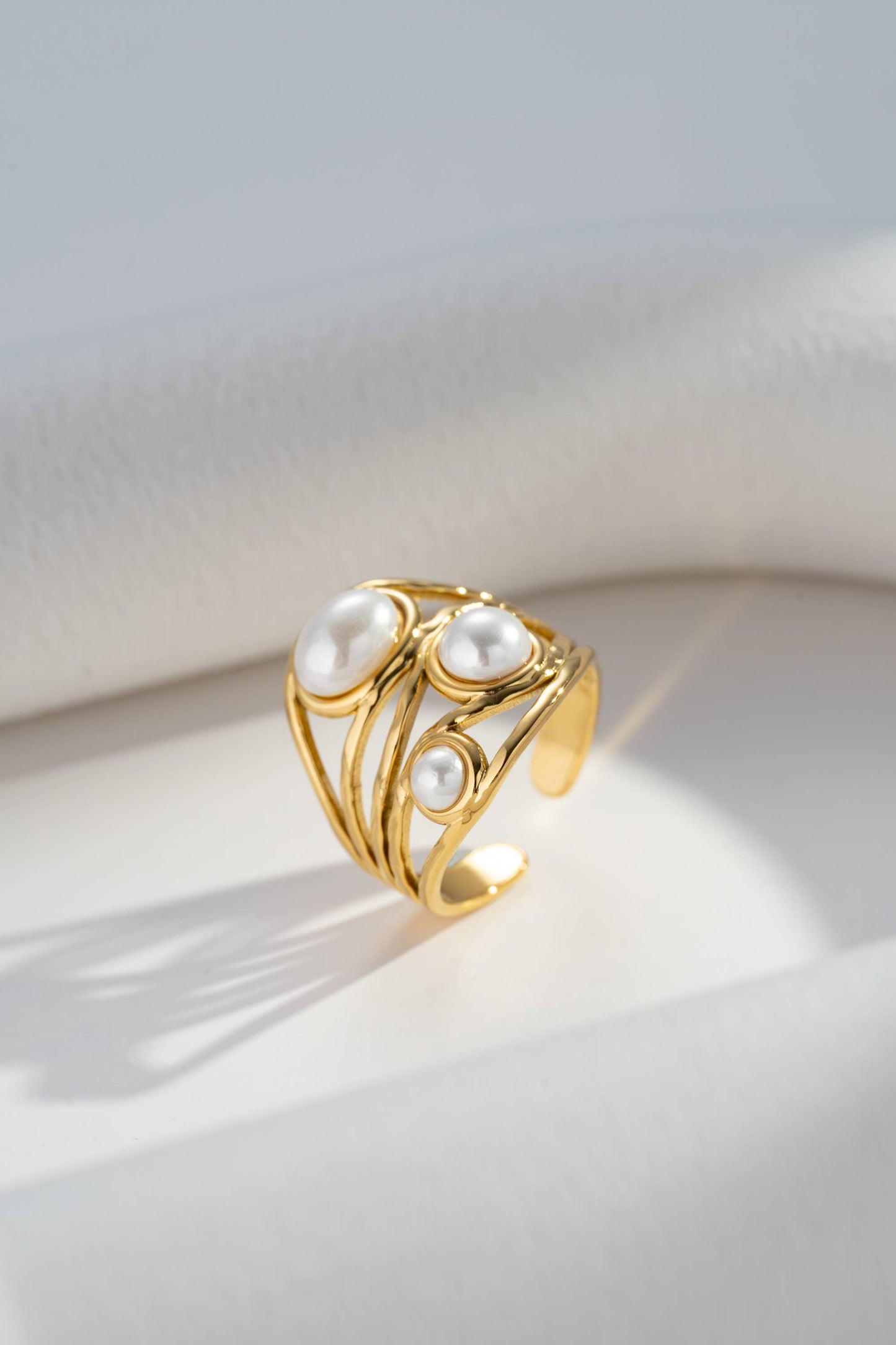 Moderne gebogen opengewerkte ring van roestvrij staal met stenen: Wit|Beautiva Boutique