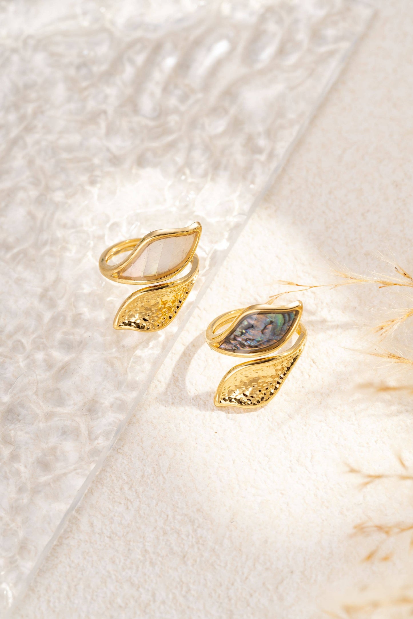 Roestvrijstalen ring met dubbele gehamerde iriserende parelmoer blad.: Blanc|Beautiva Boutique