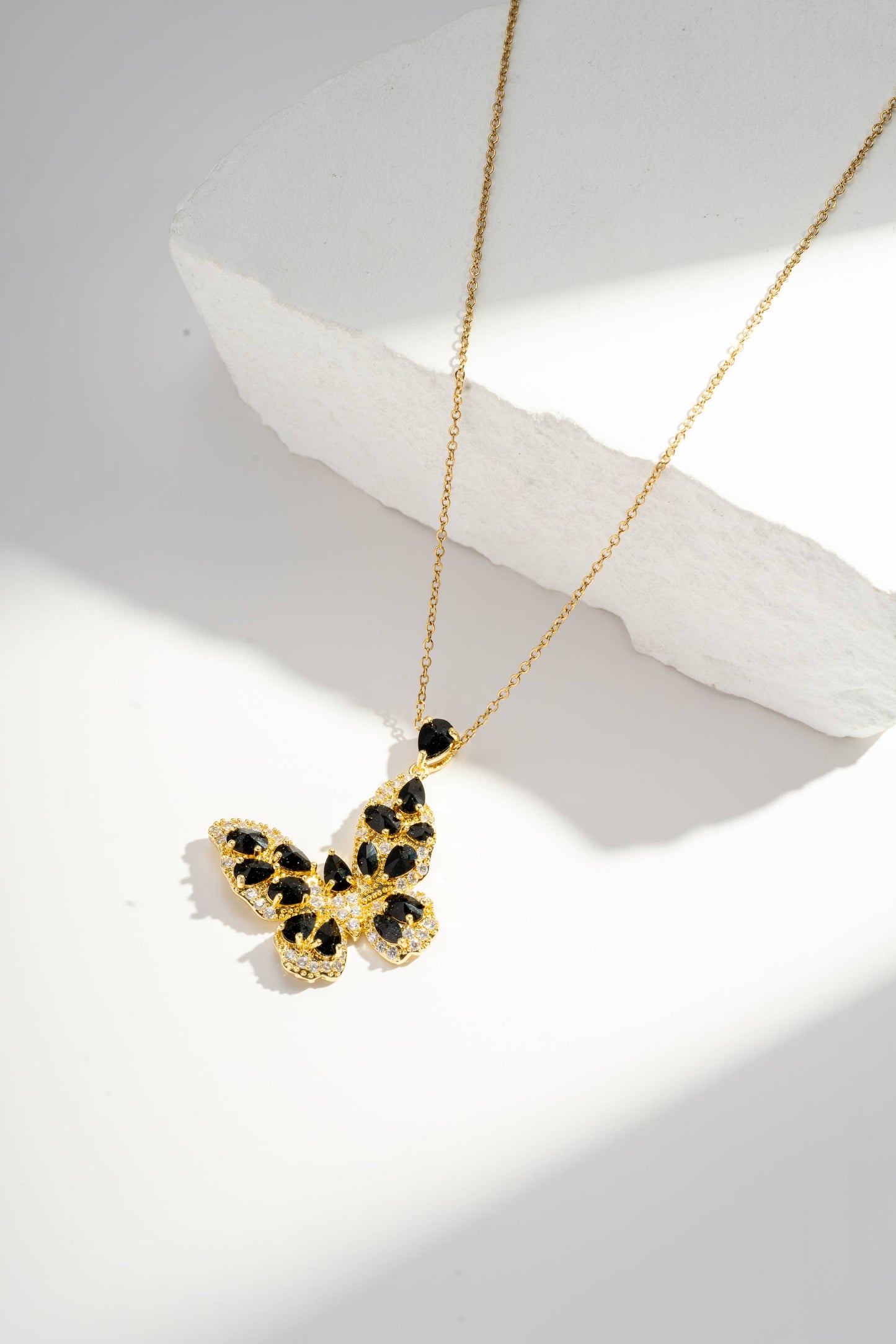 Tijdloze vlinderketting van roestvrij staal met kristal: Zwart|Beautiva Boutique