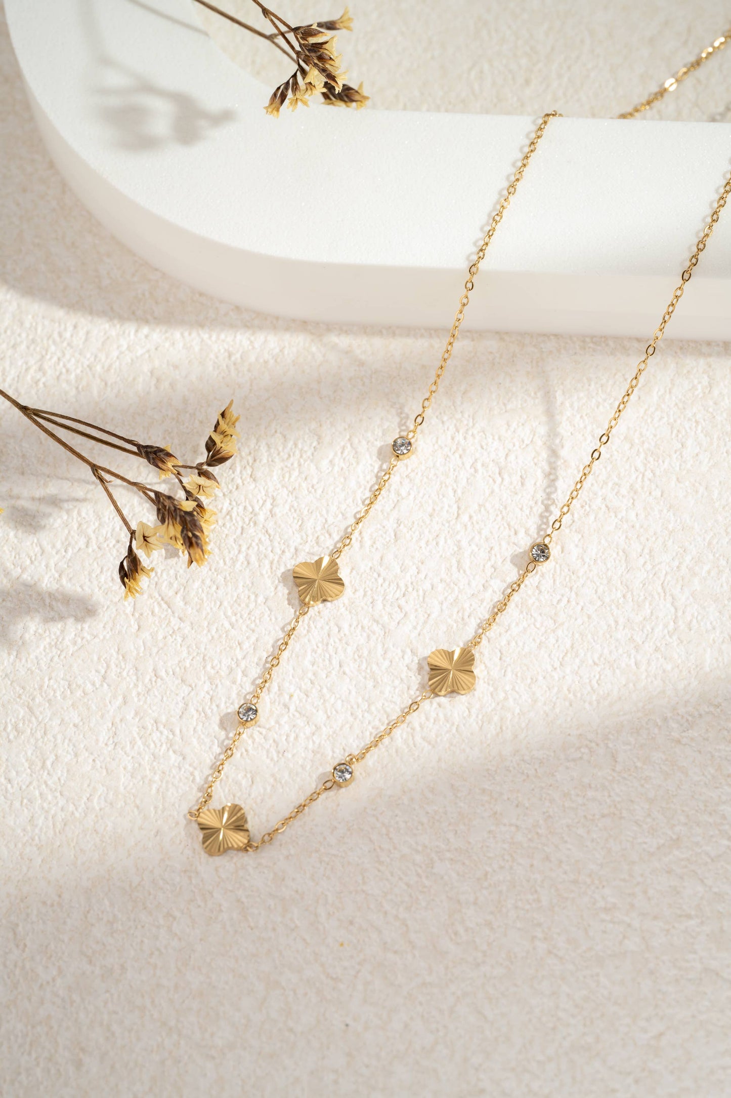 Gouden roestvrijstalen ketting met opengewerkte bloemen en heldere stenen.|Beautiva Boutique