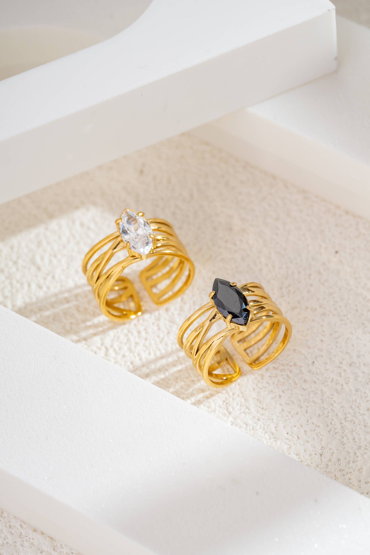 Deze gouden ring van roestvrij staal verleidt met zijn ringen.: Blanc|Beautiva Boutique