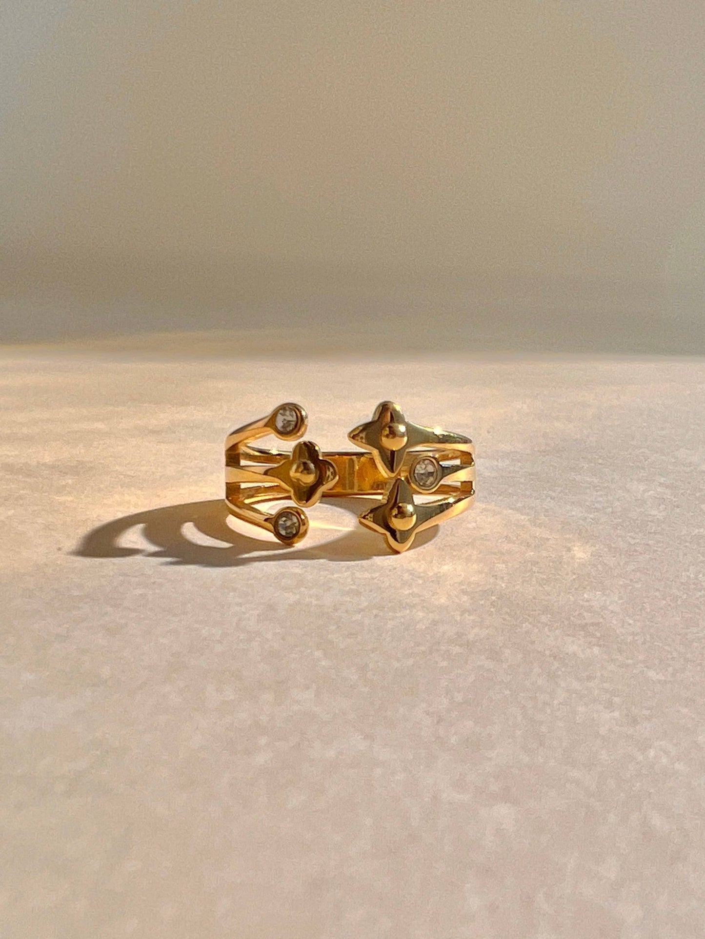Verstelbare roestvrijstalen Design  ring met ster en fonkelende strass.: Geelgoud|Beautiva Boutique