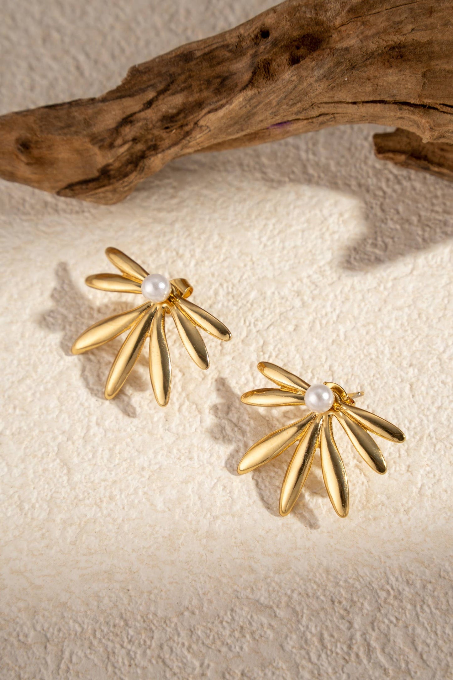 Elegante gouden sieraden set bloemdesign  versierd met witte parel | Beautiva Boutique