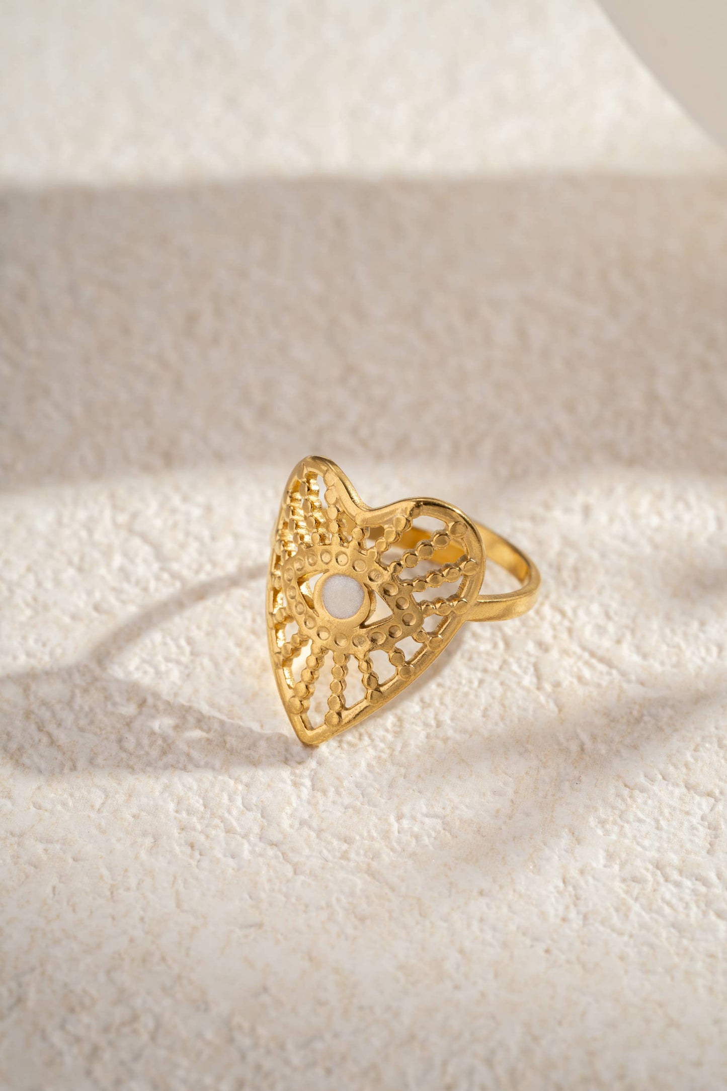 Hartvormige ring met oog, verguld staal, witte en zwarte symbolische steen: |Beautiva Boutique