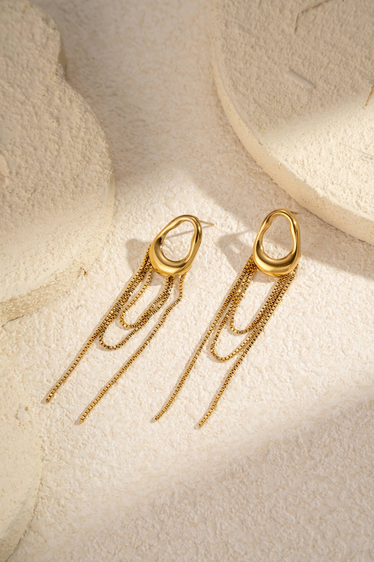 Gouden krullen oorbellen vloeiende hangers  roestvrij staal gouden beweging|Beautiva Boutique